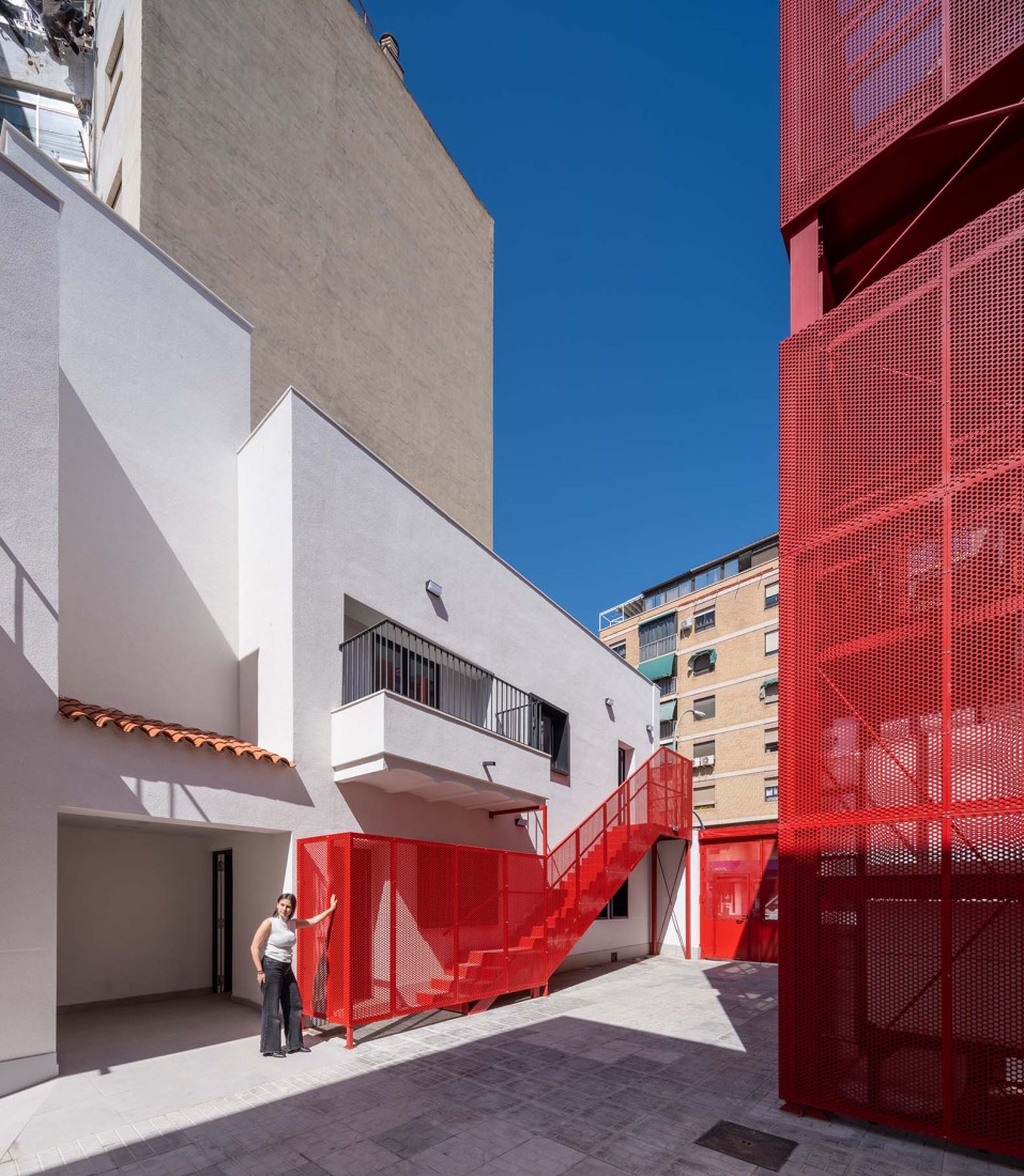 Rehabilitación de edificios para espacio social del barrio de Campoamor por Antonio Galiano Garrigós. Fotografía por David Frutos.