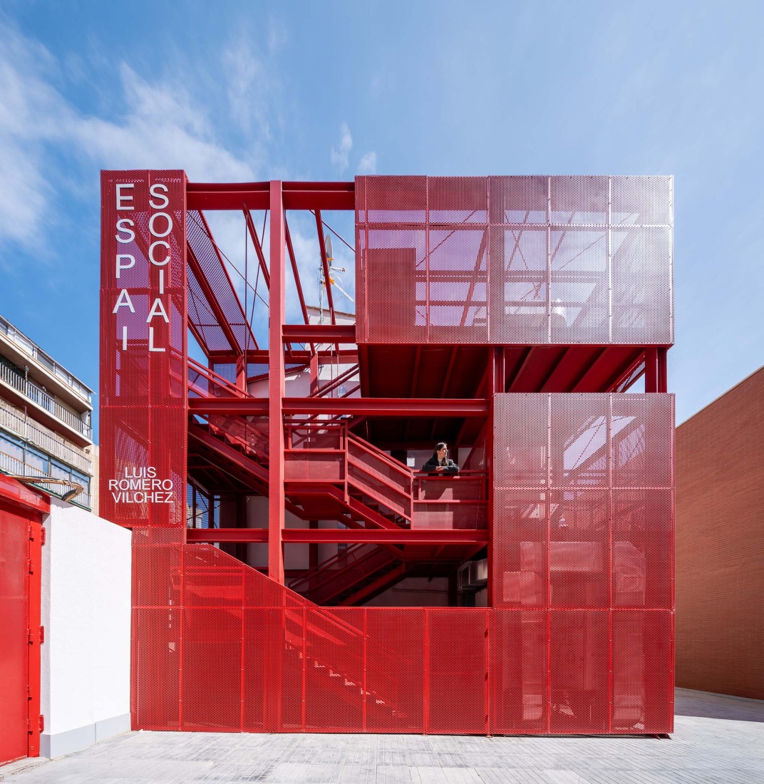 Rehabilitación de edificios para espacio social del barrio de Campoamor por Antonio Galiano Garrigós. Fotografía por David Frutos.