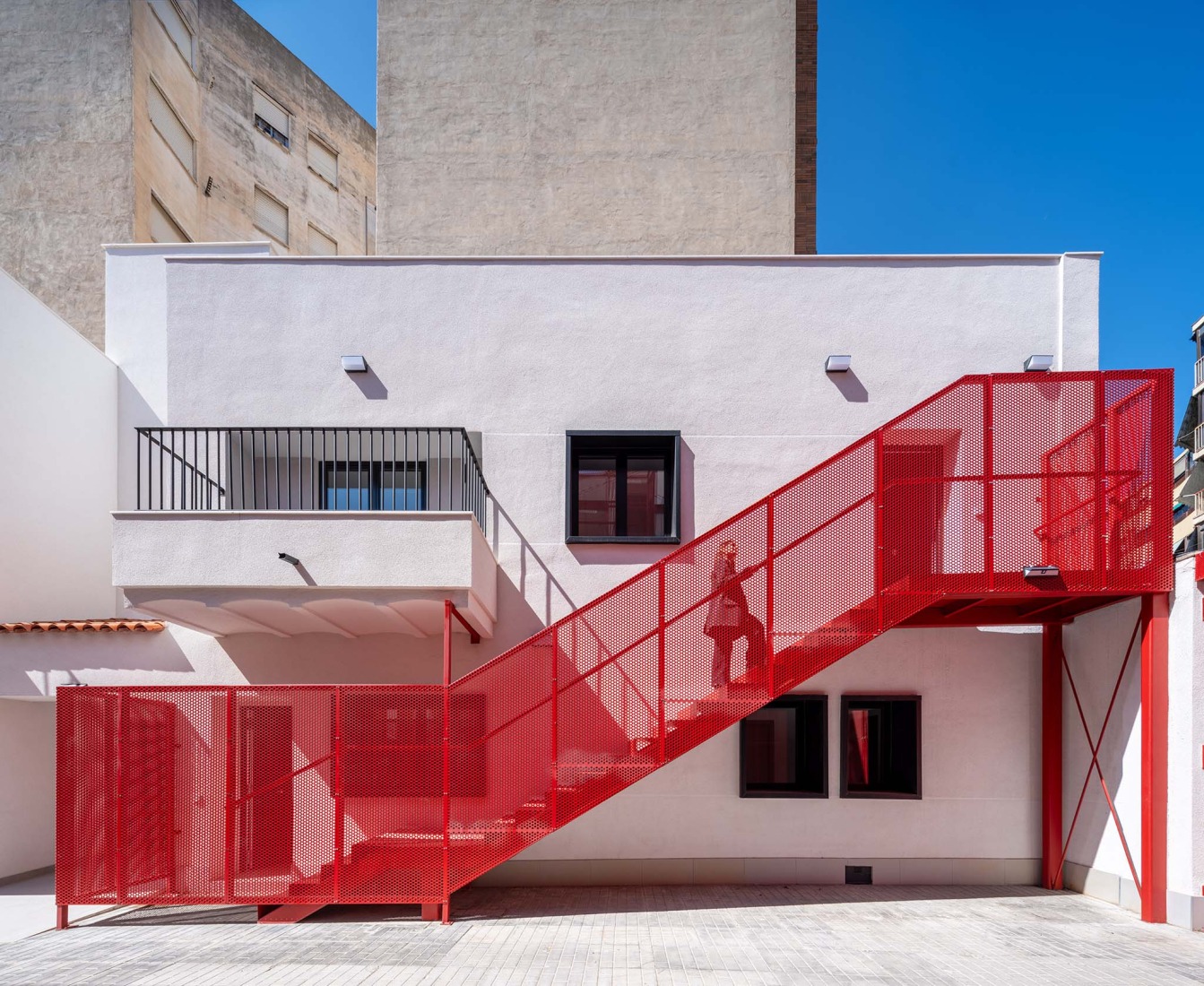 Rehabilitación de edificios para espacio social del barrio de Campoamor por Antonio Galiano Garrigós. Fotografía por David Frutos.