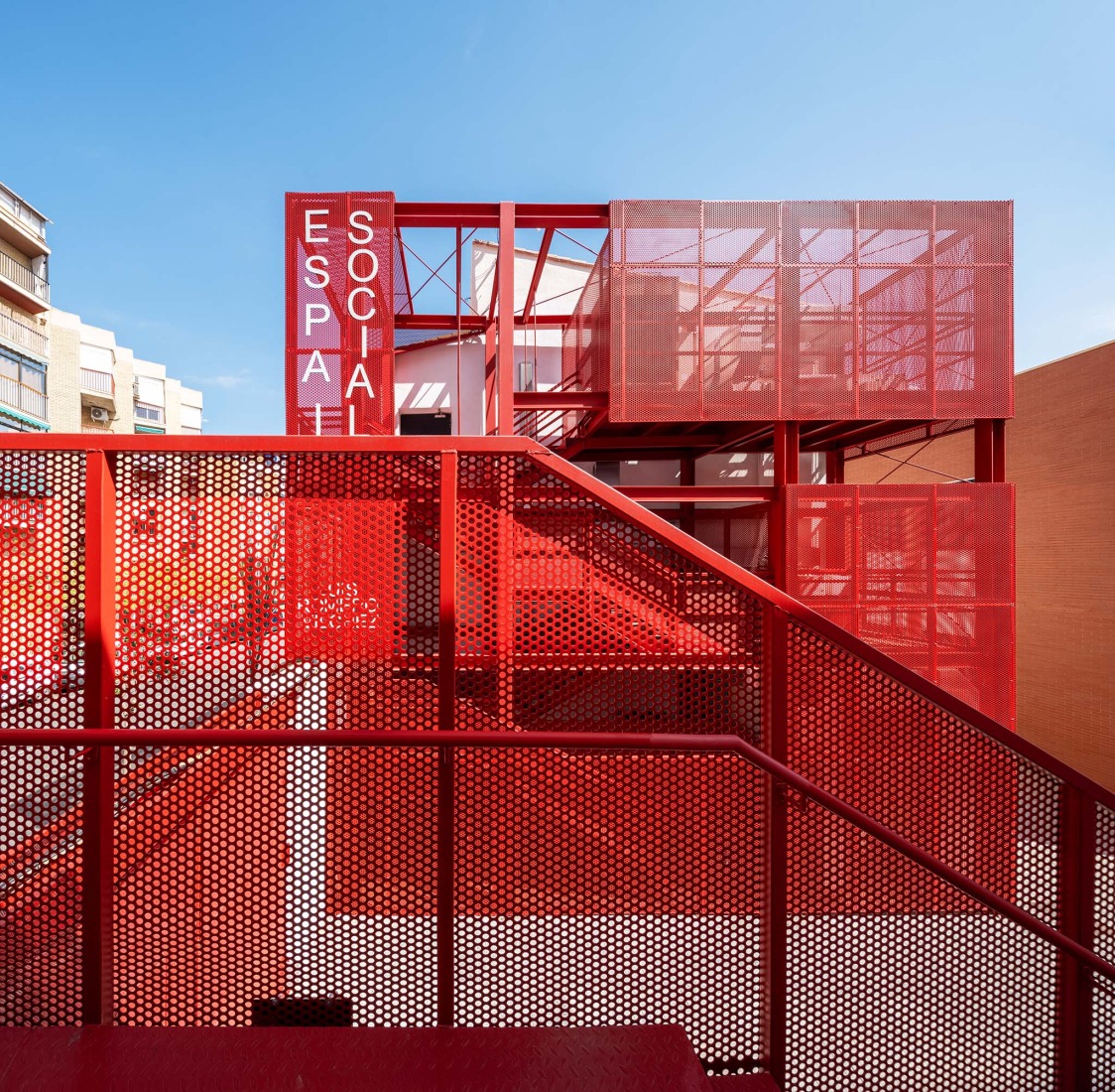 Rehabilitación de edificios para espacio social del barrio de Campoamor por Antonio Galiano Garrigós. Fotografía por David Frutos.