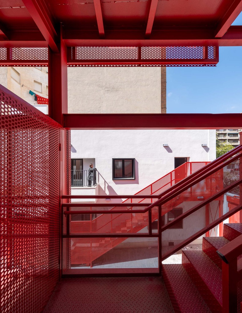 Rehabilitación de edificios para espacio social del barrio de Campoamor por Antonio Galiano Garrigós. Fotografía por David Frutos.