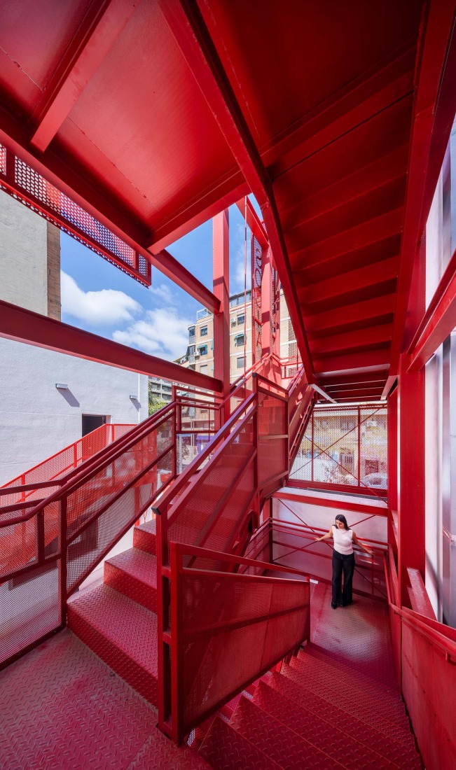 Rehabilitación de edificios para espacio social del barrio de Campoamor por Antonio Galiano Garrigós. Fotografía por David Frutos.