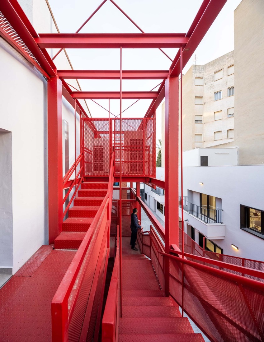 Rehabilitación de edificios para espacio social del barrio de Campoamor por Antonio Galiano Garrigós. Fotografía por David Frutos.