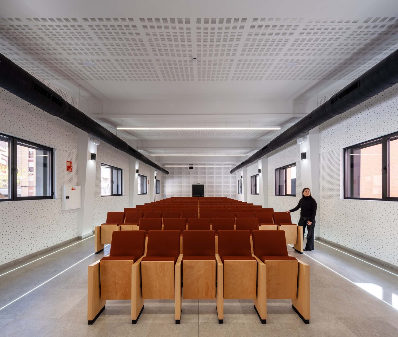 Rehabilitación de edificios para espacio social del barrio de Campoamor por Antonio Galiano Garrigós. Fotografía por David Frutos.