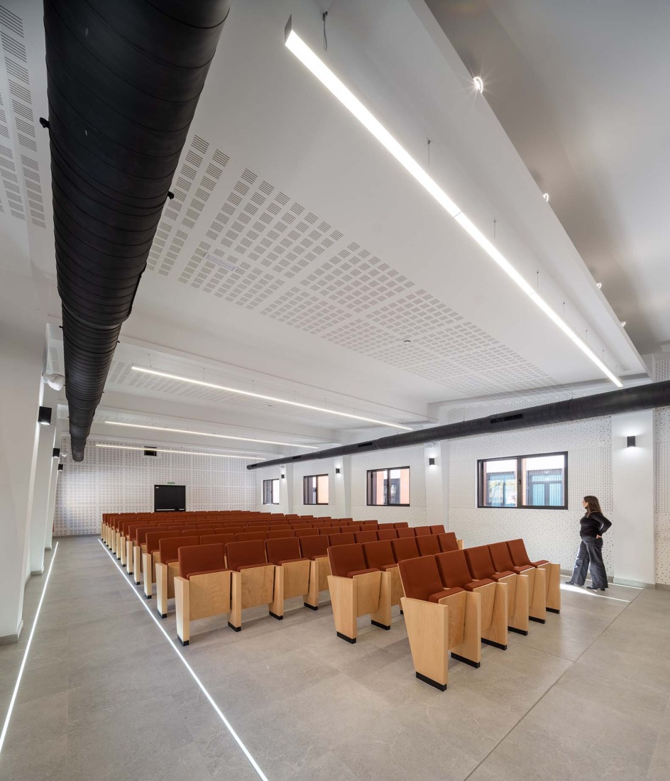 Rehabilitación de edificios para espacio social del barrio de Campoamor por Antonio Galiano Garrigós. Fotografía por David Frutos.