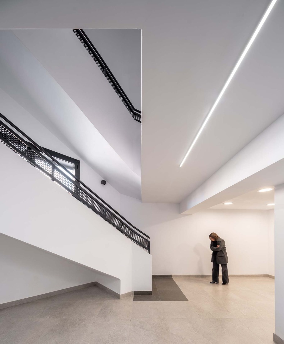 Rehabilitación de edificios para espacio social del barrio de Campoamor por Antonio Galiano Garrigós. Fotografía por David Frutos.