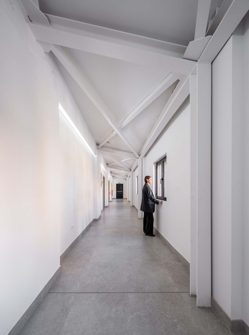Rehabilitación de edificios para espacio social del barrio de Campoamor por Antonio Galiano Garrigós. Fotografía por David Frutos.