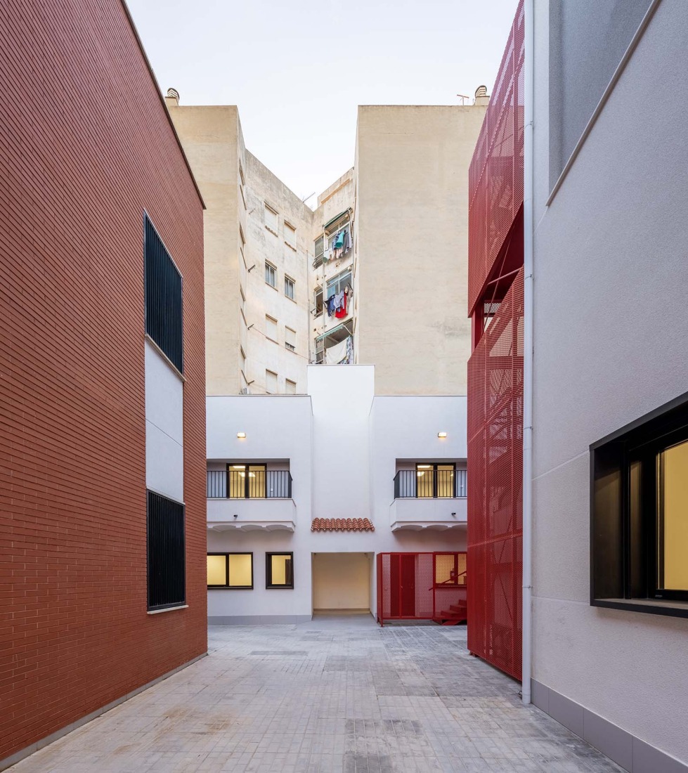 Rehabilitación de edificios para espacio social del barrio de Campoamor por Antonio Galiano Garrigós. Fotografía por David Frutos.