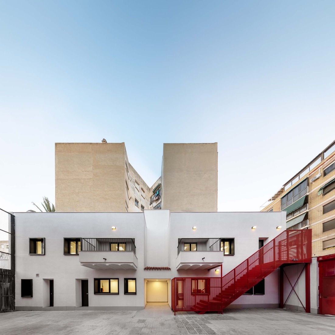 Rehabilitación de edificios para espacio social del barrio de Campoamor por Antonio Galiano Garrigós. Fotografía por David Frutos.