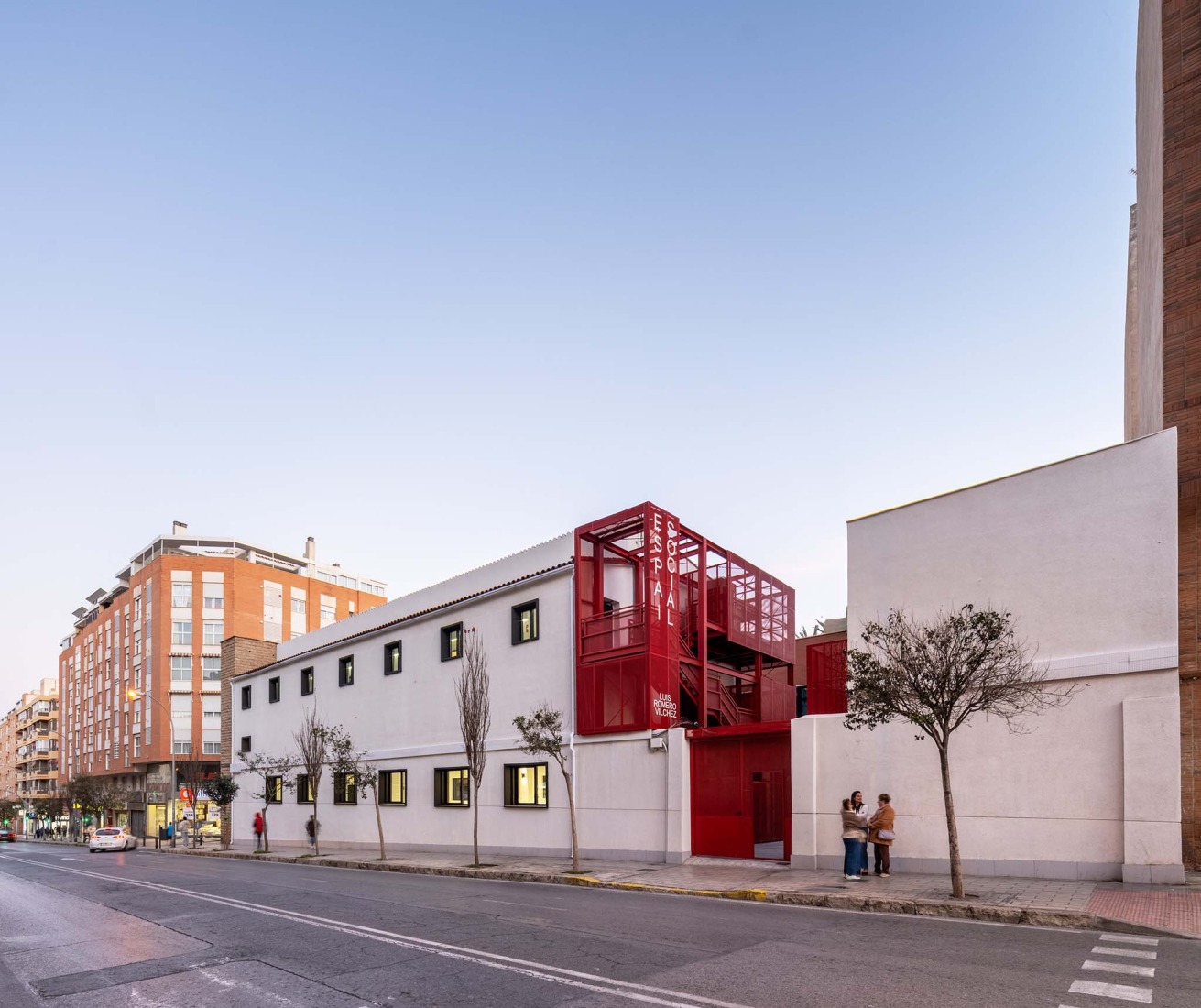 Rehabilitación de edificios para espacio social del barrio de Campoamor por Antonio Galiano Garrigós. Fotografía por David Frutos.