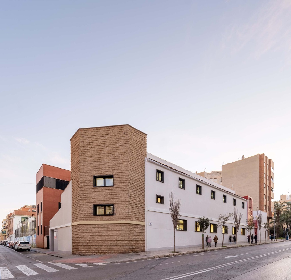 Rehabilitación de edificios para espacio social del barrio de Campoamor por Antonio Galiano Garrigós. Fotografía por David Frutos.