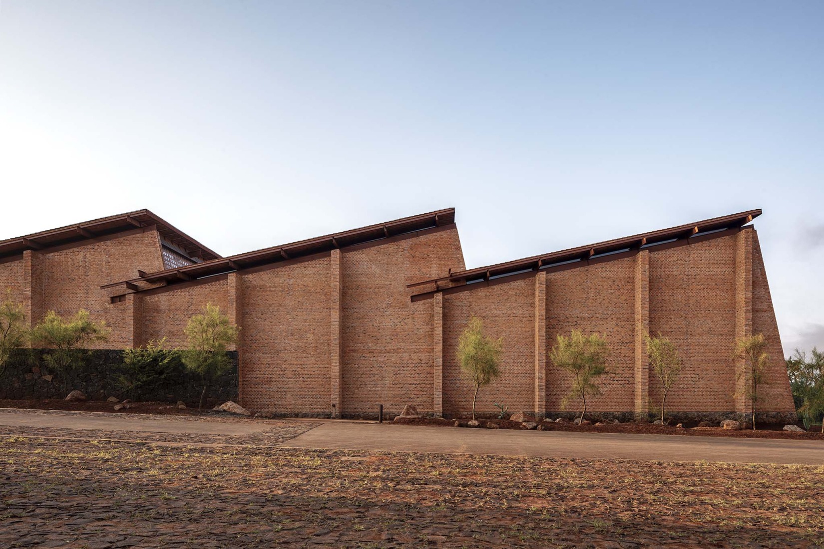 Nave de envasado y oficinas para Clase Azul por ATELIER ARS. Fotografía por César Béjar. 