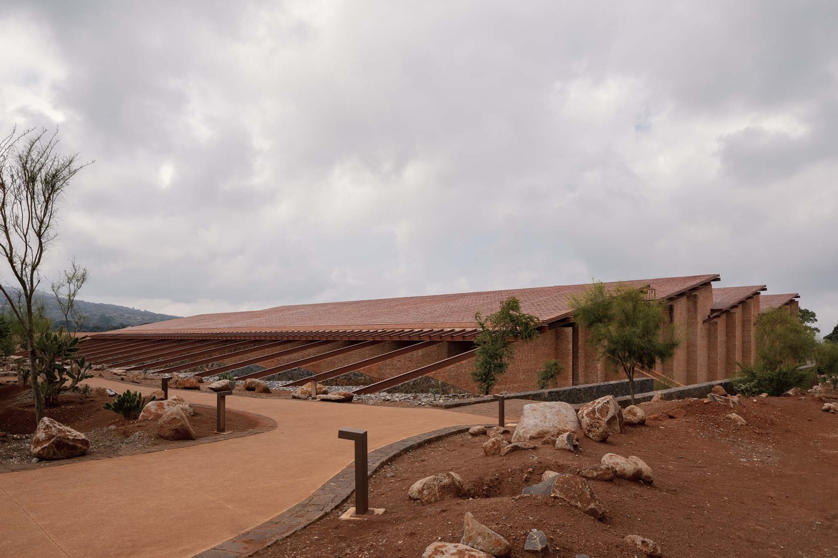 Nave de envasado y oficinas para Clase Azul por ATELIER ARS. Fotografía por César Béjar. 