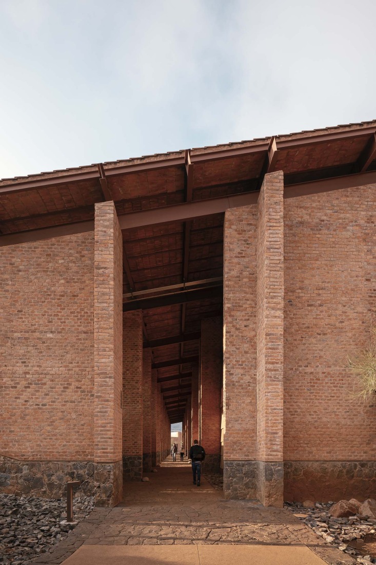 Nave de envasado y oficinas para Clase Azul por ATELIER ARS. Fotografía por César Béjar. 