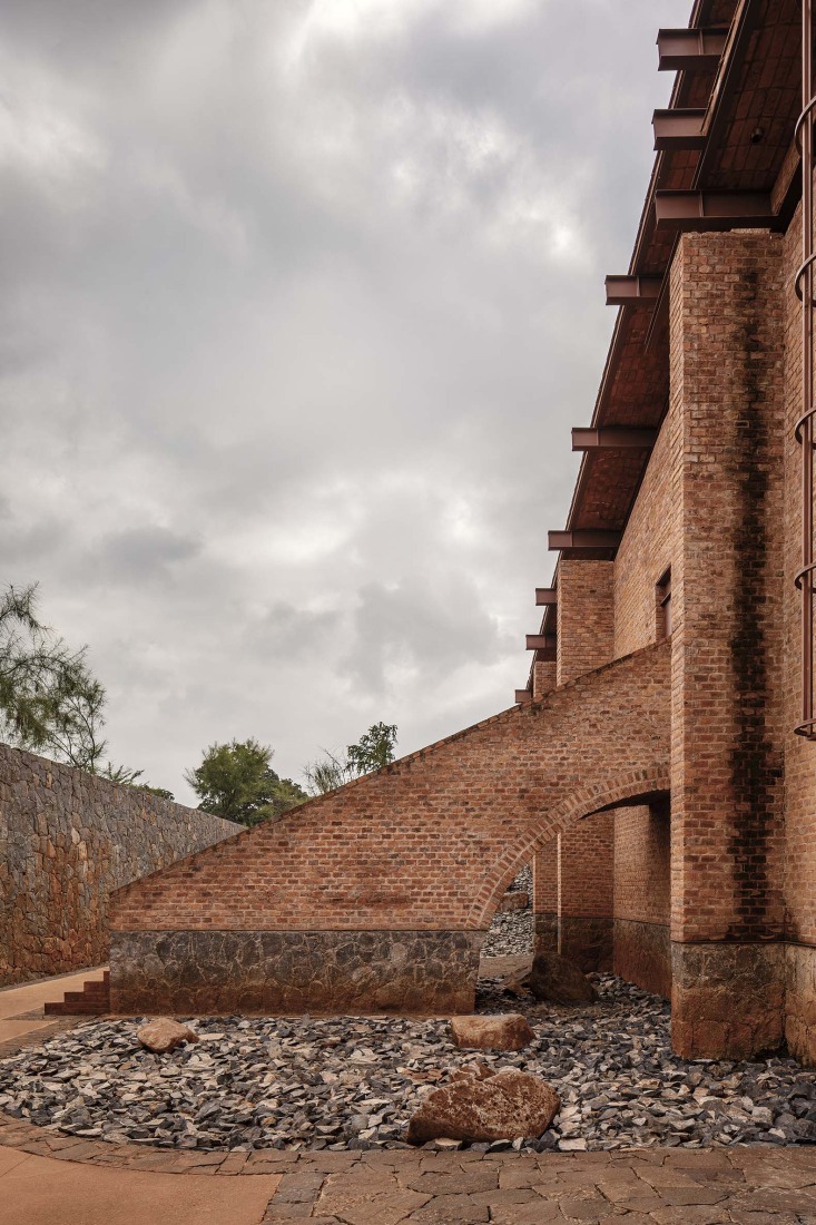 Nave de envasado y oficinas para Clase Azul por ATELIER ARS. Fotografía por César Béjar. 