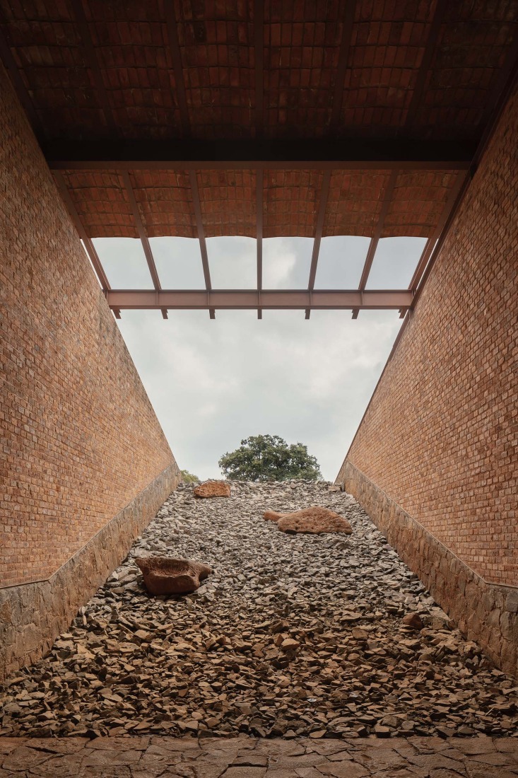 Nave de envasado y oficinas para Clase Azul por ATELIER ARS. Fotografía por César Béjar. 
