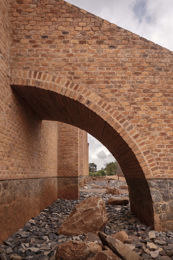 Nave de envasado y oficinas para Clase Azul por ATELIER ARS. Fotografía por César Béjar. 