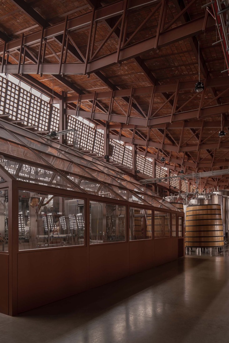 Nave de envasado y oficinas para Clase Azul por ATELIER ARS. Fotografía por César Béjar. 