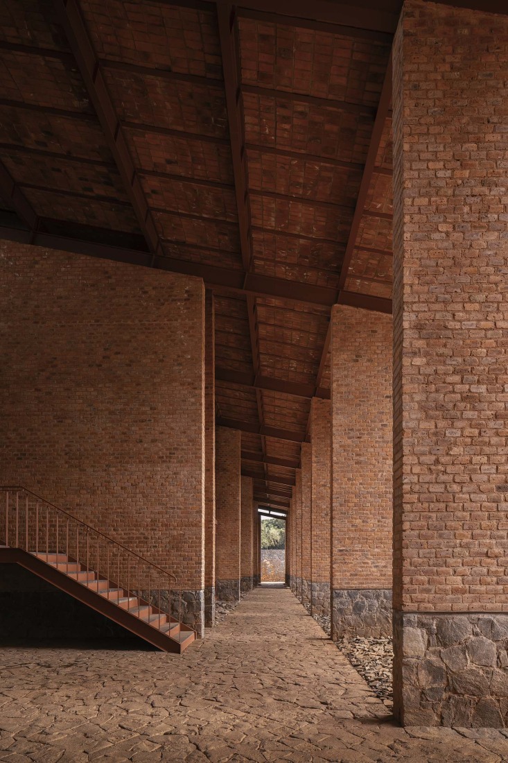 Nave de envasado y oficinas para Clase Azul por ATELIER ARS. Fotografía por César Béjar. 