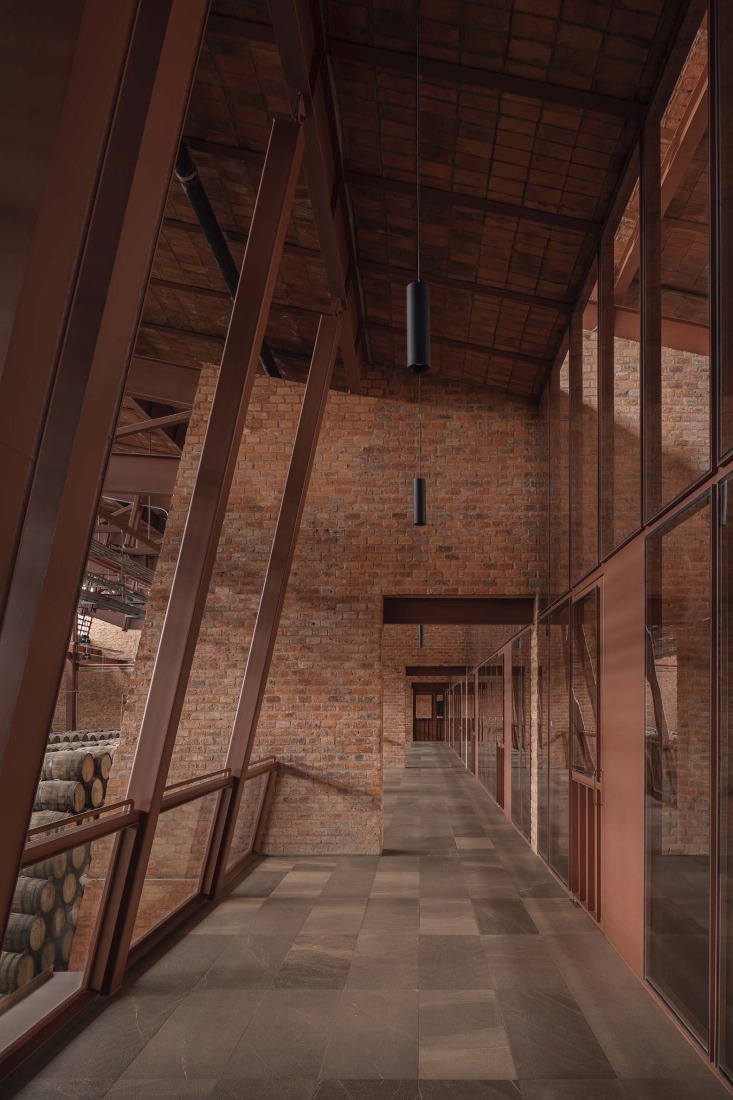 Nave de envasado y oficinas para Clase Azul por ATELIER ARS. Fotografía por César Béjar. 