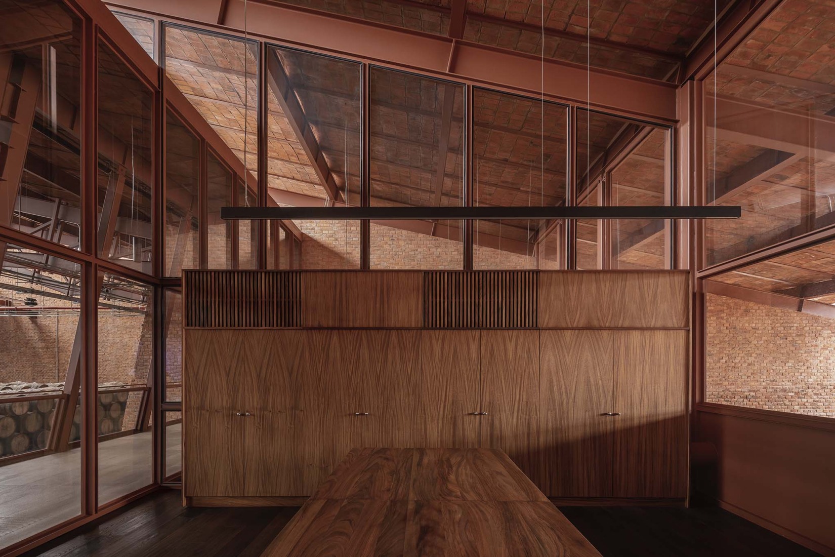 Nave de envasado y oficinas para Clase Azul por ATELIER ARS. Fotografía por César Béjar. 
