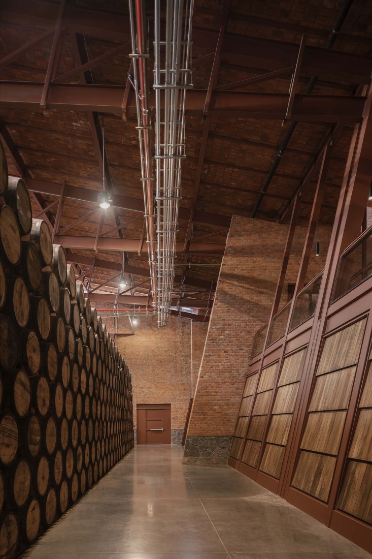 Nave de envasado y oficinas para Clase Azul por ATELIER ARS. Fotografía por César Béjar. 