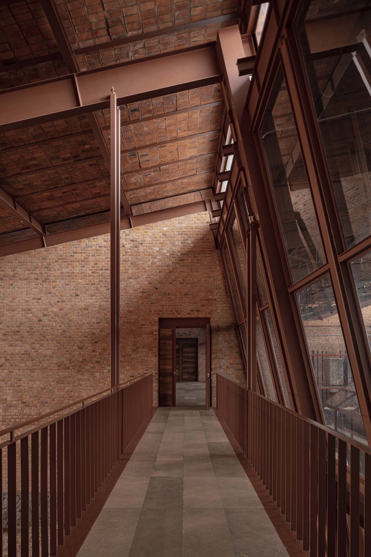 Nave de envasado y oficinas para Clase Azul por ATELIER ARS. Fotografía por César Béjar. 