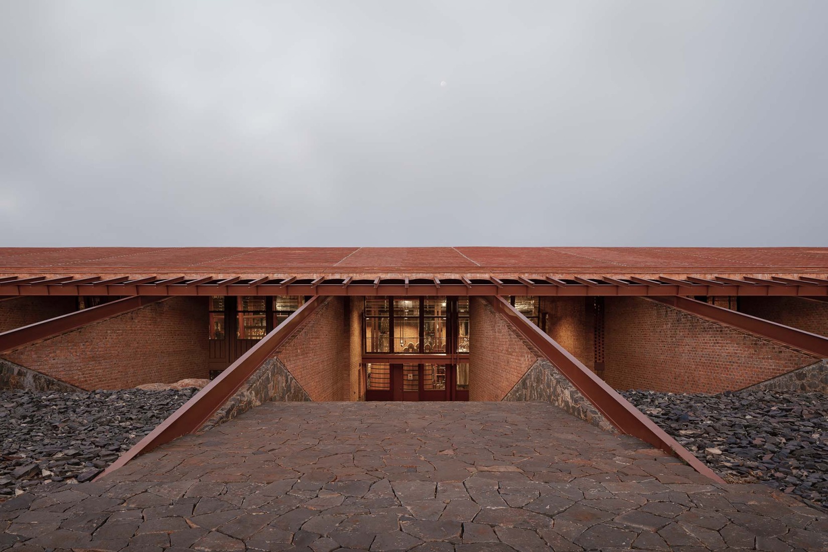 Nave de envasado y oficinas para Clase Azul por ATELIER ARS. Fotografía por César Béjar. 