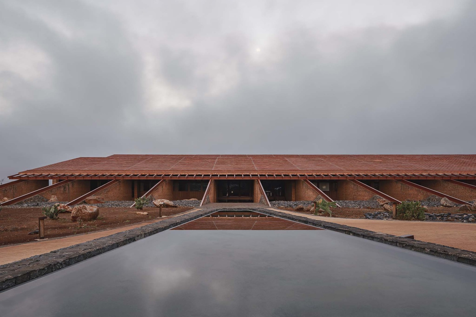 Nave de envasado y oficinas para Clase Azul por ATELIER ARS. Fotografía por César Béjar. 