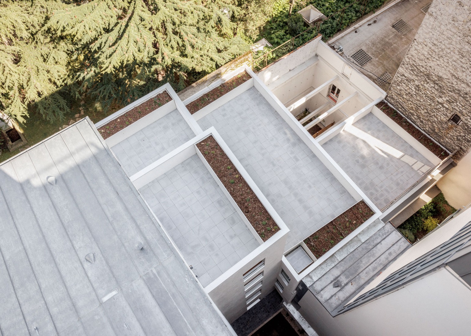 Garage Building into 63 Apartment Building by Atelier Tequi Architects. Photograph by 11h45 - Florent Michel.