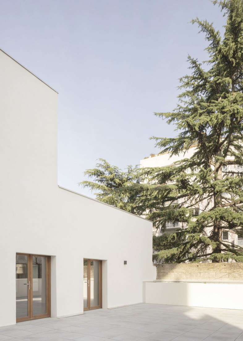 Garage Building into 63 Apartment Building by Atelier Tequi Architects. Photograph by 11h45 - Florent Michel.