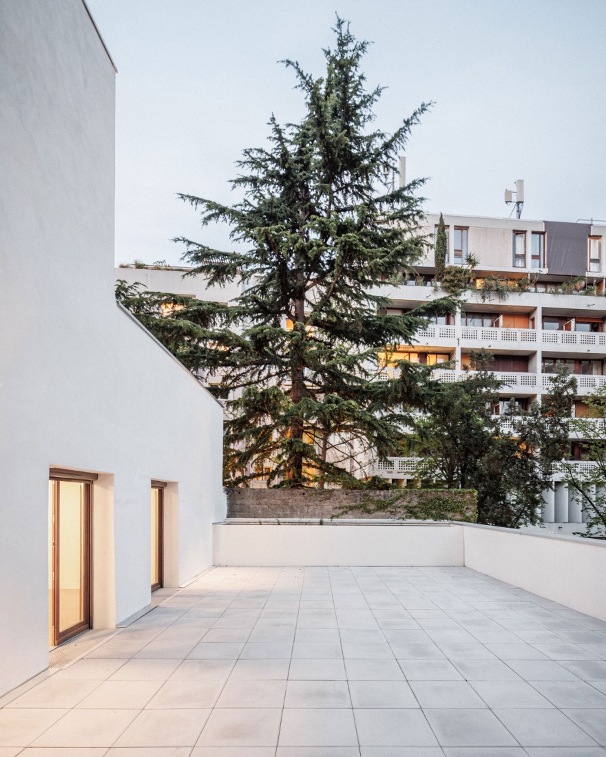 Garage Building into 63 Apartment Building by Atelier Tequi Architects. Photograph by 11h45 - Florent Michel.