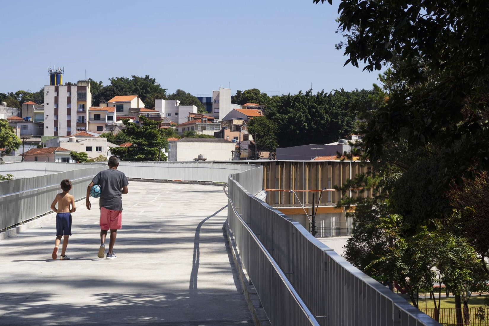 King Pelé Park by Biselli Katchborian + Consoante Arquitetura e Integração. Photograph by Studio Gui Uemura.