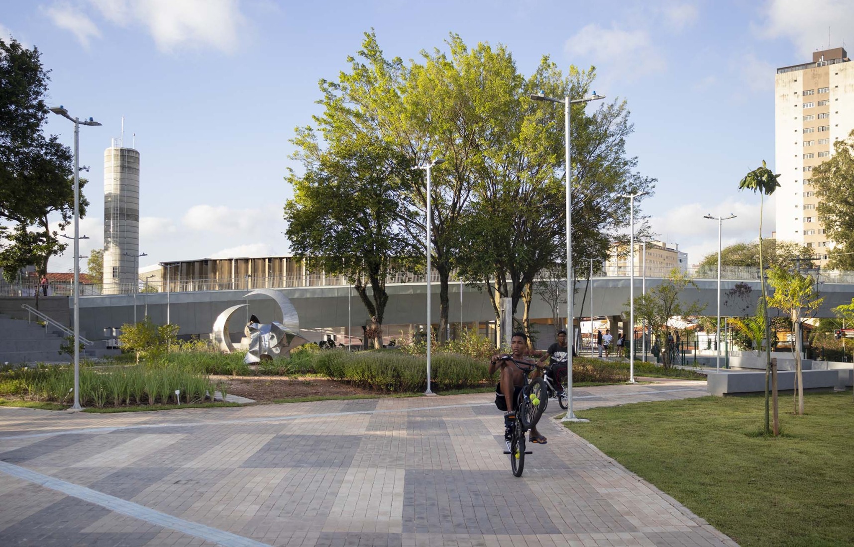 King Pelé Park by Biselli Katchborian + Consoante Arquitetura e Integração. Photograph by Studio Gui Uemura.