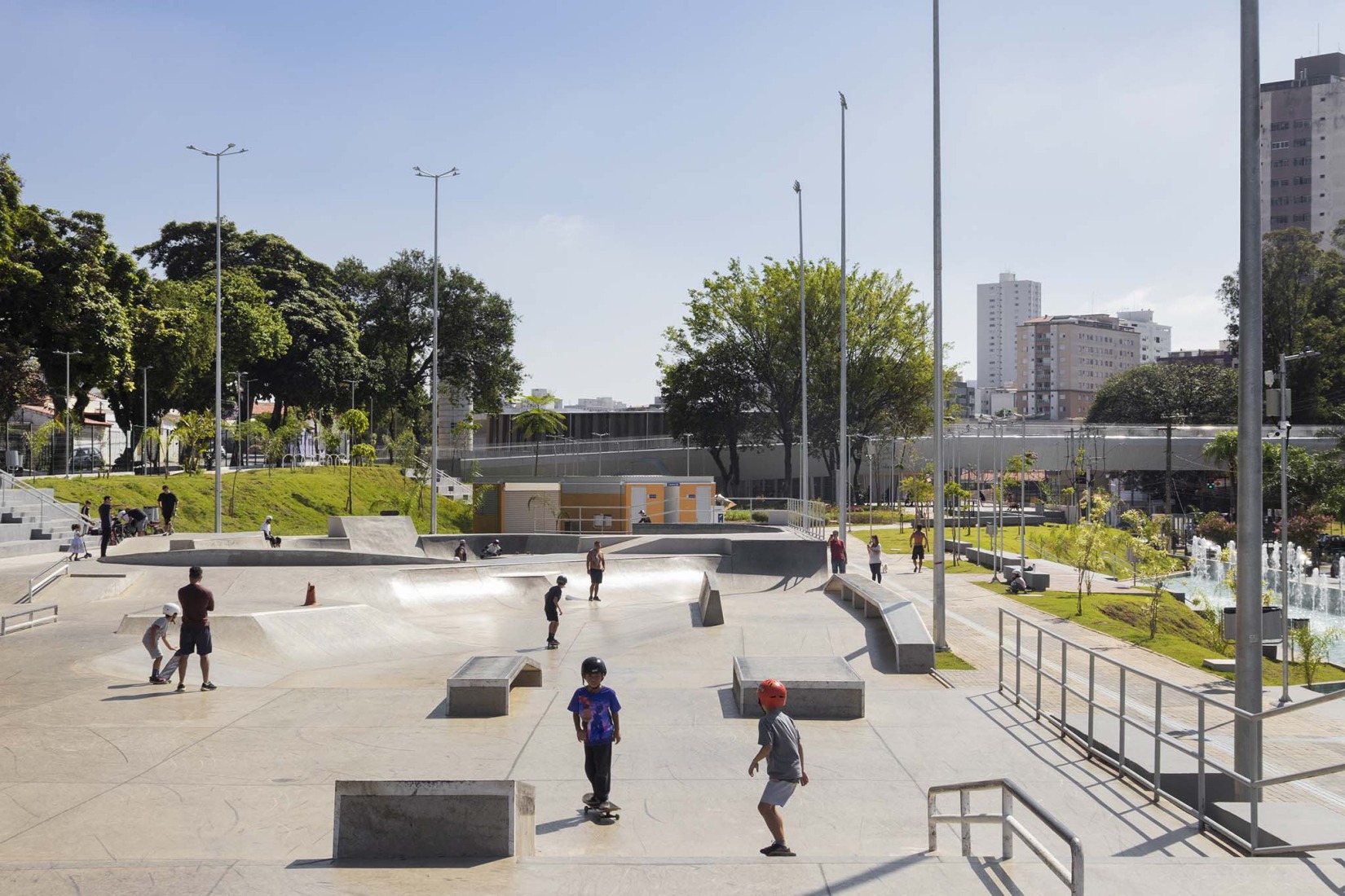 King Pelé Park by Biselli Katchborian + Consoante Arquitetura e Integração. Photograph by Studio Gui Uemura.