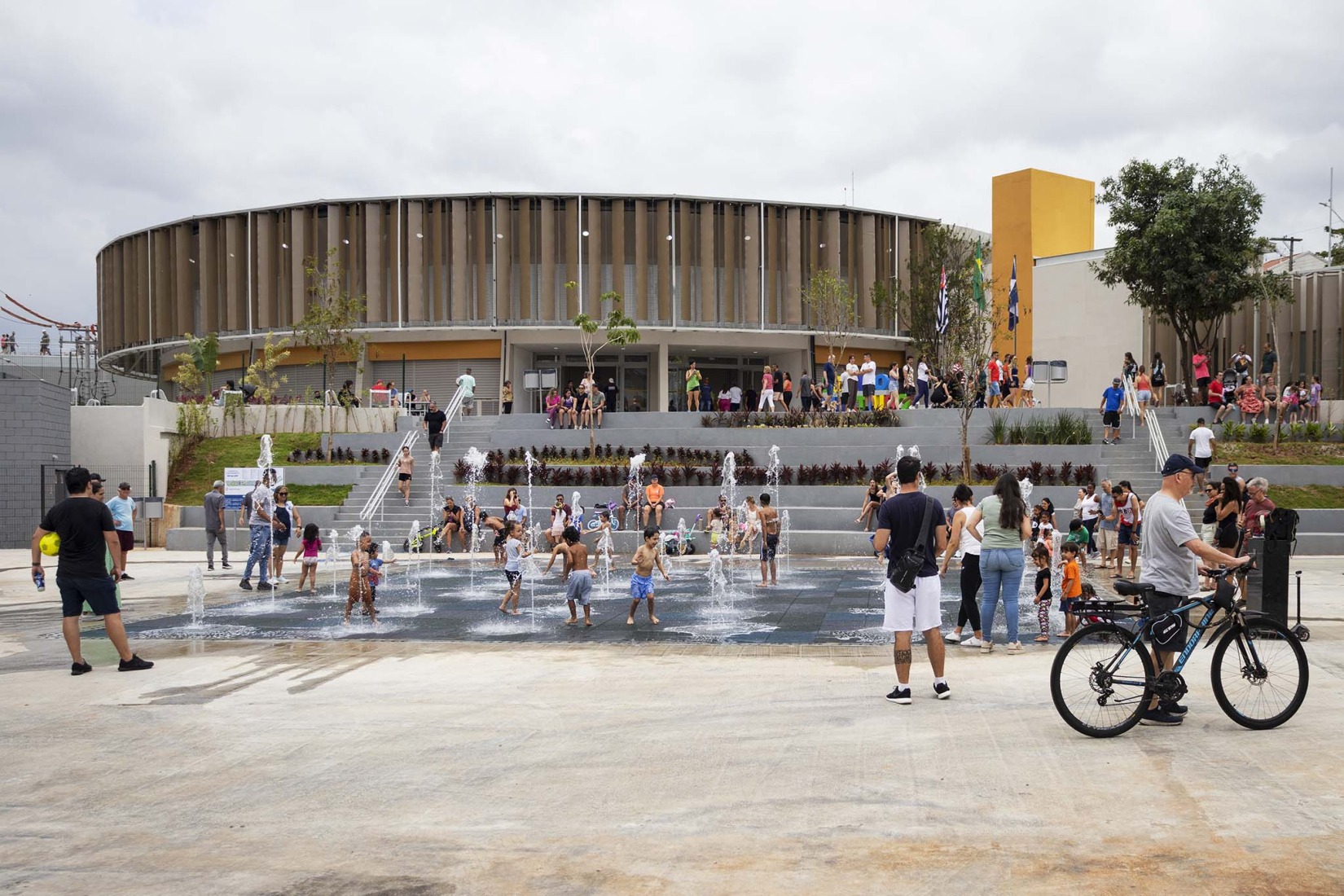 King Pelé Park by Biselli Katchborian + Consoante Arquitetura e Integração. Photograph by Studio Gui Uemura.