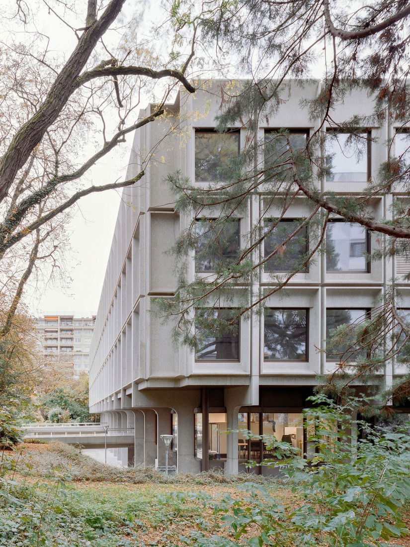 Vertical extension and renovation of Collège Rousseau by Burckhardt Architecture. Photography by Olivier Di Giambattista. 
