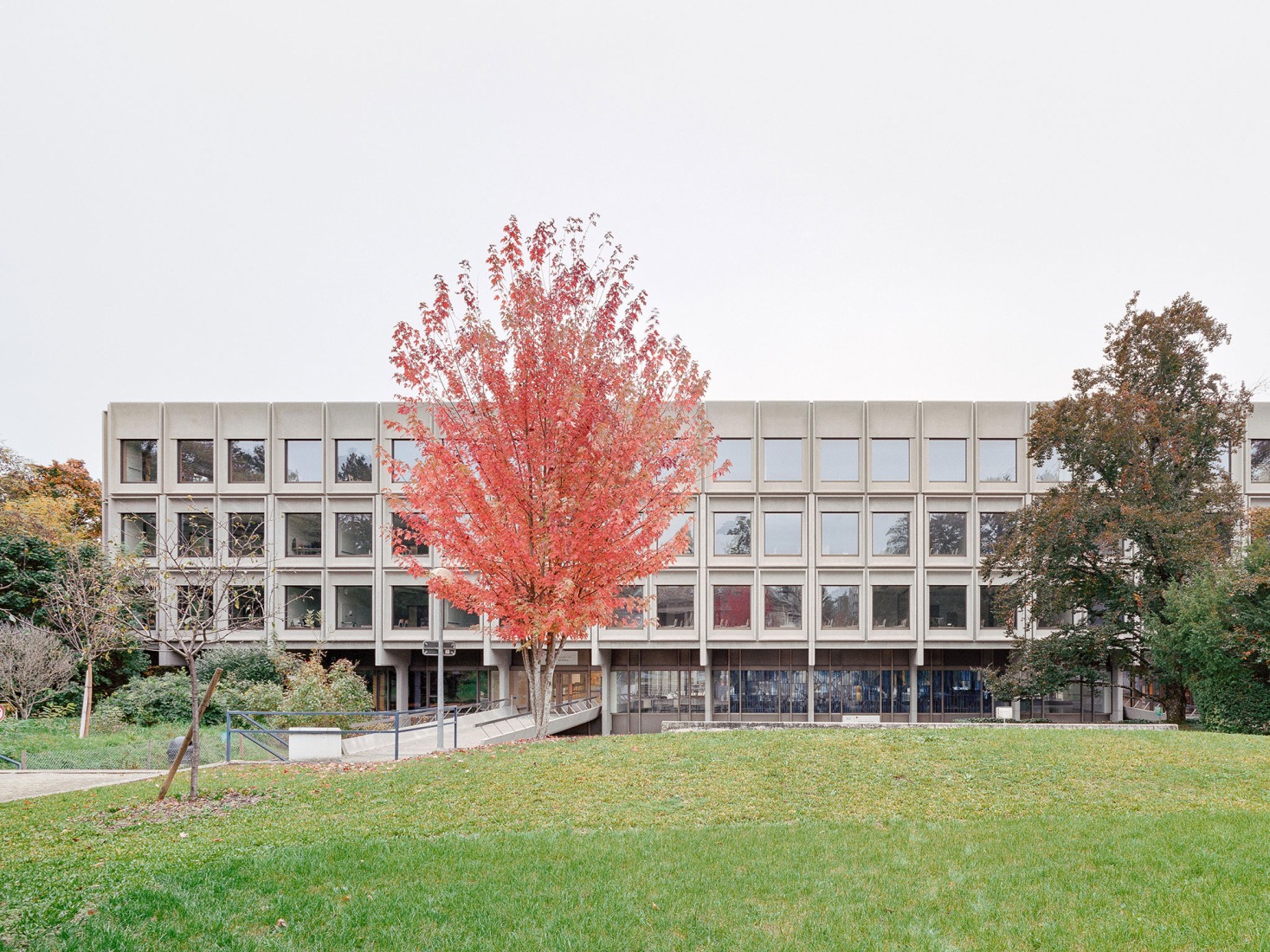 Vertical extension and renovation of Collège Rousseau by Burckhardt Architecture. Photography by Olivier Di Giambattista. 