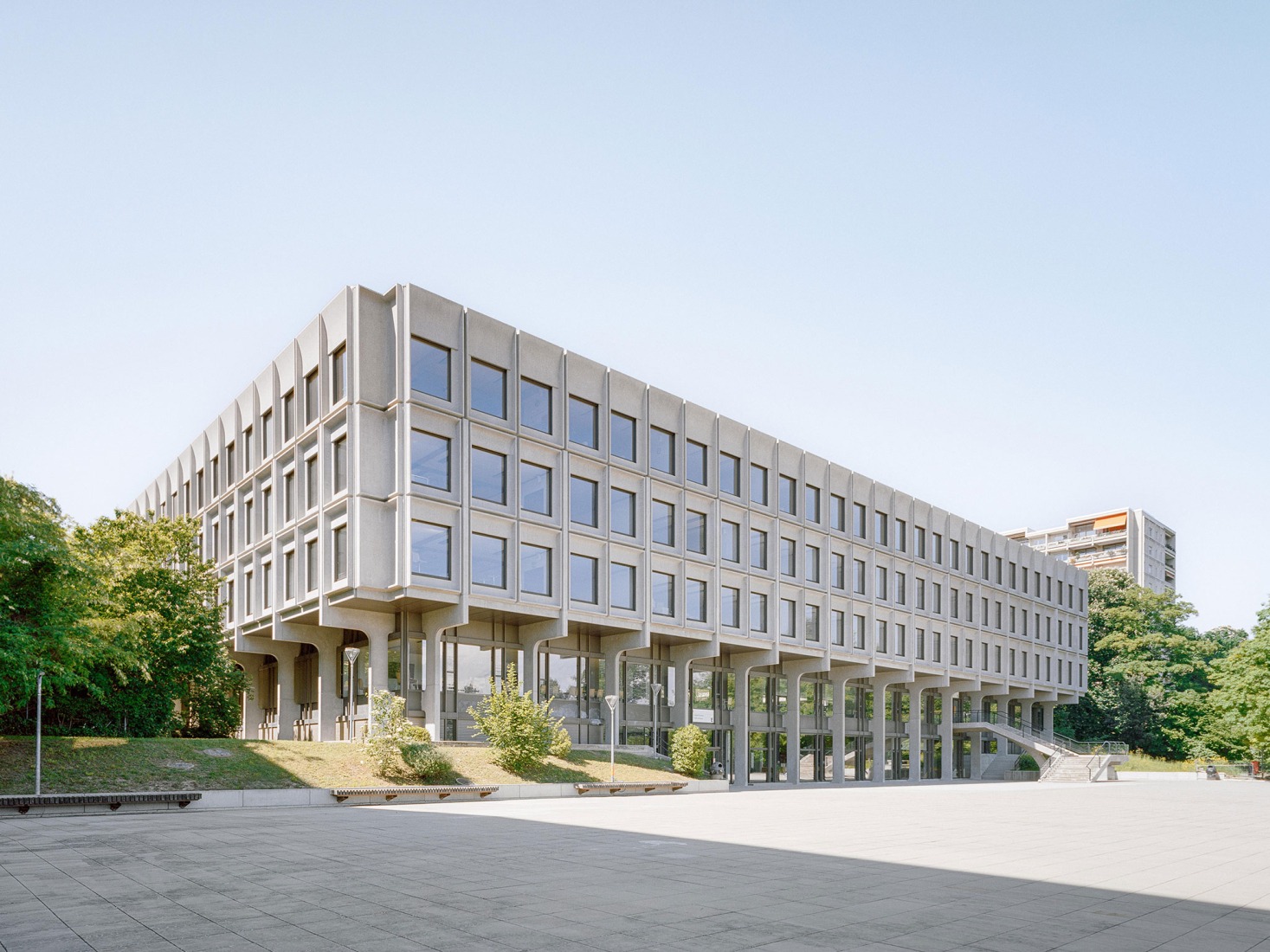 Vertical extension and renovation of Collège Rousseau by Burckhardt Architecture. Photography by Olivier Di Giambattista. 