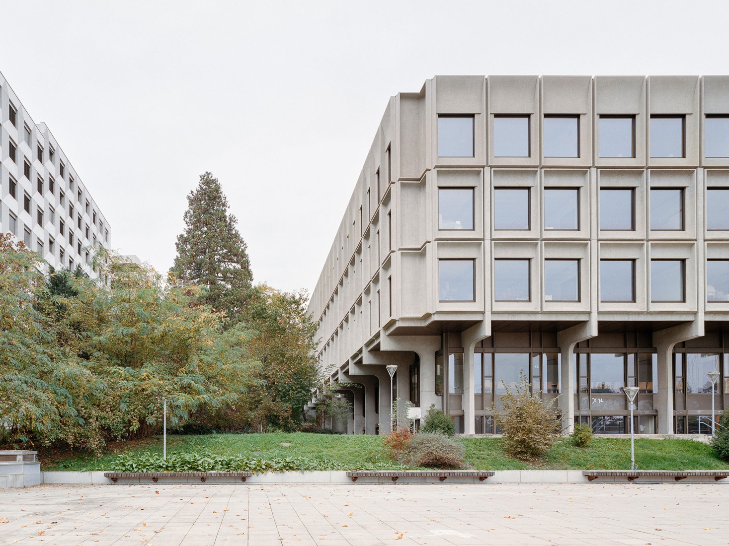 Vertical extension and renovation of Collège Rousseau by Burckhardt Architecture. Photography by Olivier Di Giambattista. 