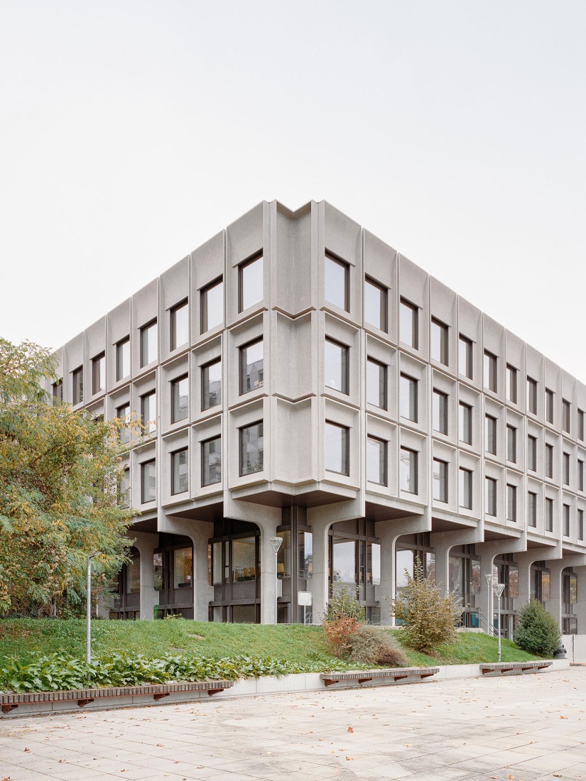 Vertical extension and renovation of Collège Rousseau by Burckhardt Architecture. Photography by Olivier Di Giambattista. 