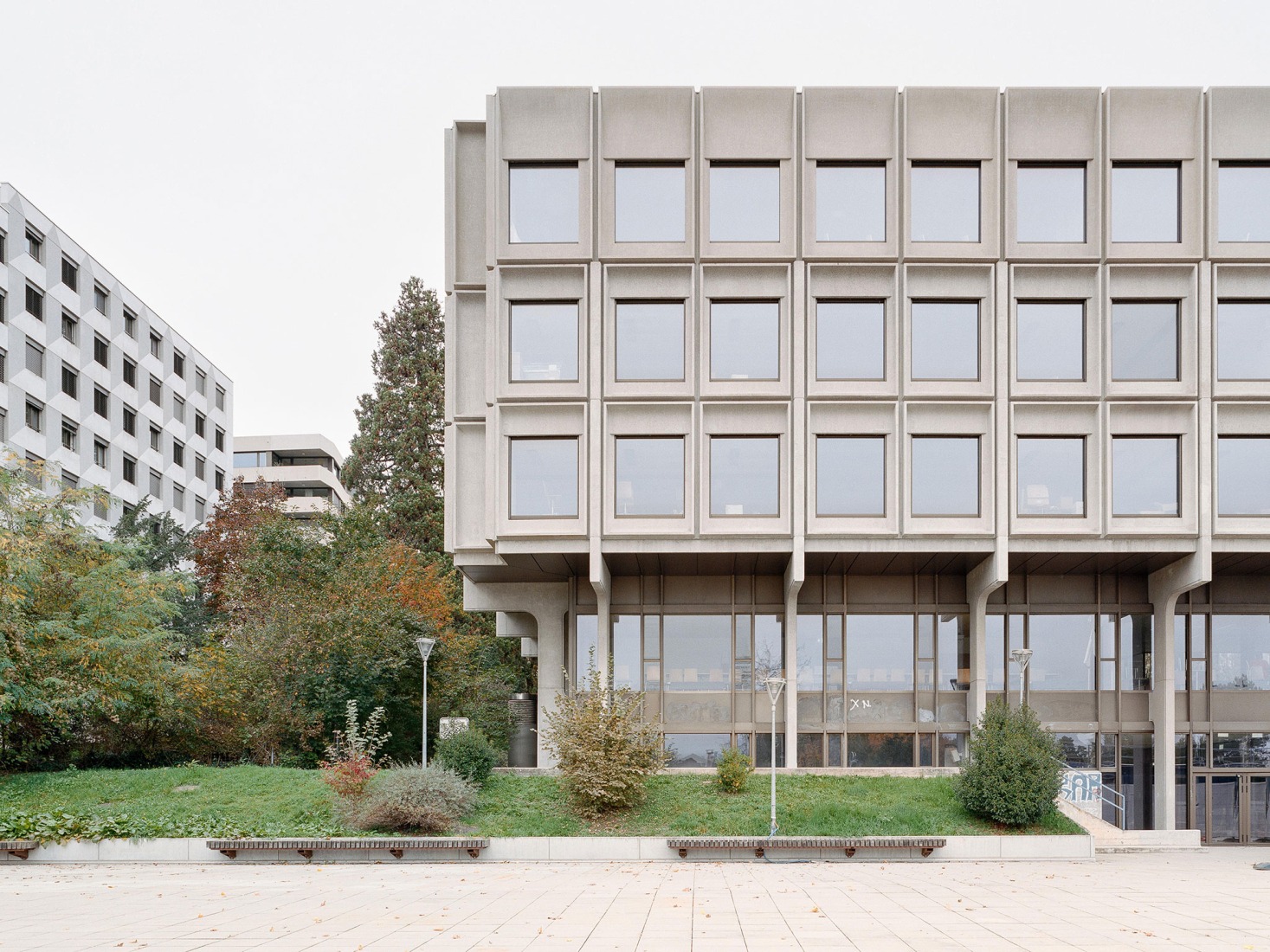 Vertical extension and renovation of Collège Rousseau by Burckhardt Architecture. Photography by Olivier Di Giambattista. 