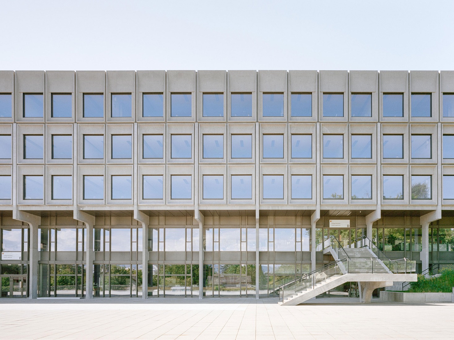 Vertical extension and renovation of Collège Rousseau by Burckhardt Architecture. Photography by Olivier Di Giambattista. 