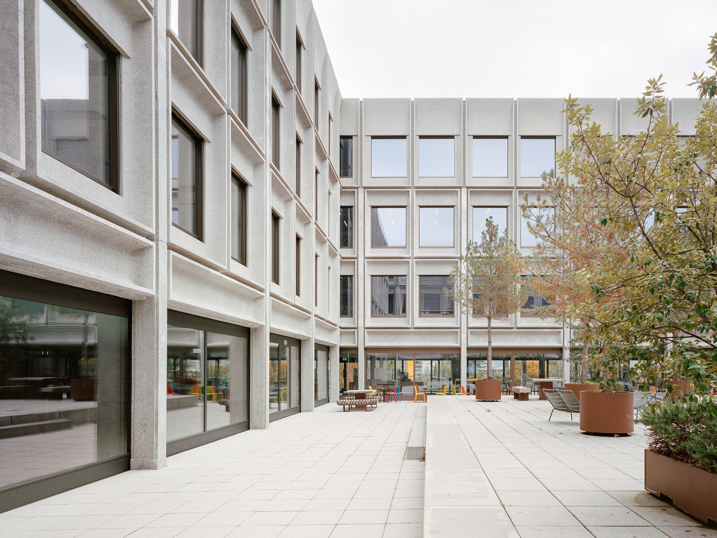 Vertical extension and renovation of Collège Rousseau by Burckhardt Architecture. Photography by Olivier Di Giambattista. 