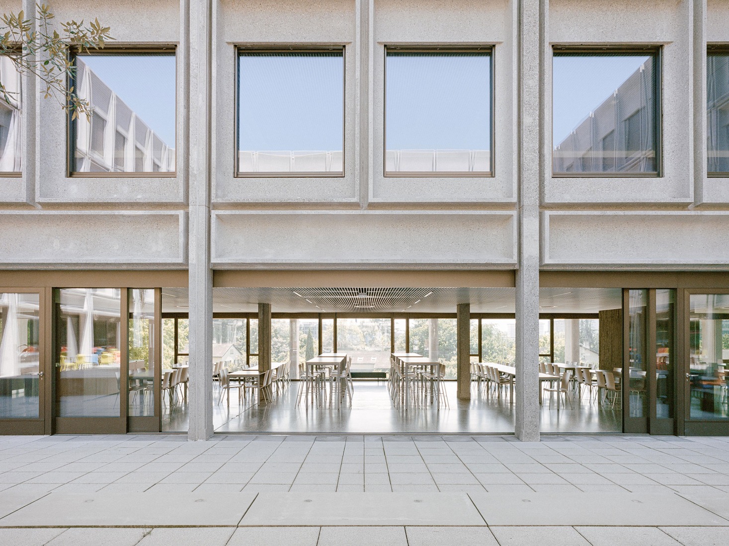 Vertical extension and renovation of Collège Rousseau by Burckhardt Architecture. Photography by Olivier Di Giambattista. 