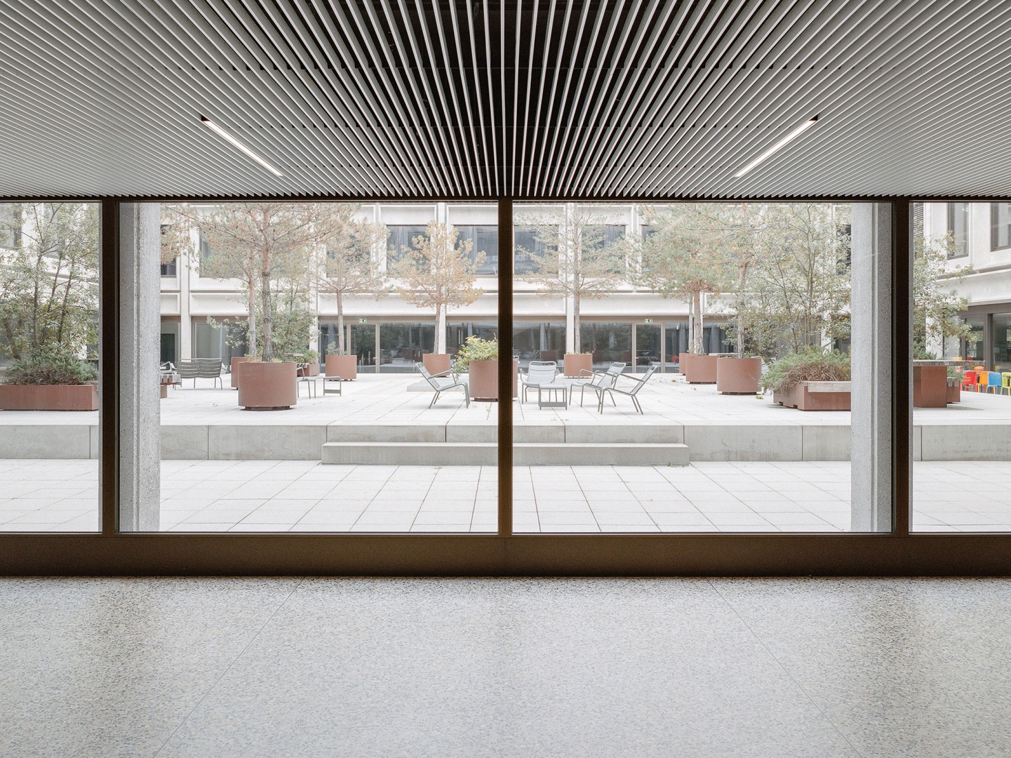 Vertical extension and renovation of Collège Rousseau by Burckhardt Architecture. Photography by Olivier Di Giambattista. 