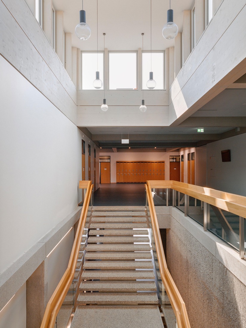 Vertical extension and renovation of Collège Rousseau by Burckhardt Architecture. Photography by Olivier Di Giambattista. 
