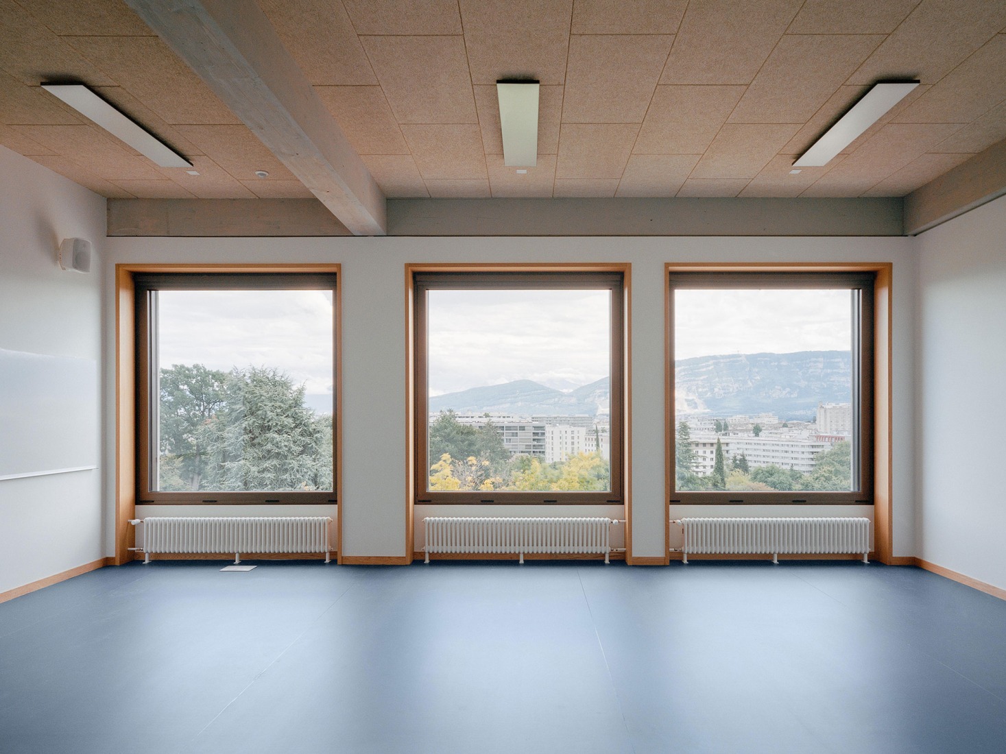 Vertical extension and renovation of Collège Rousseau by Burckhardt Architecture. Photography by Olivier Di Giambattista. 