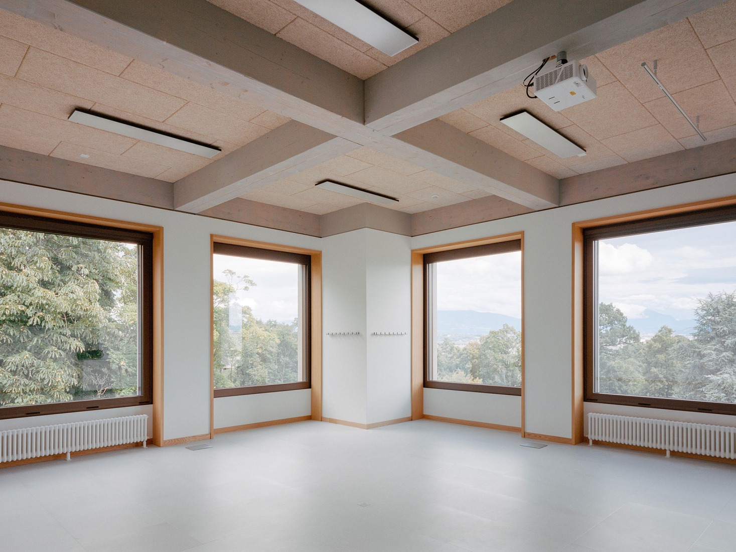 Vertical extension and renovation of Collège Rousseau by Burckhardt Architecture. Photography by Olivier Di Giambattista. 