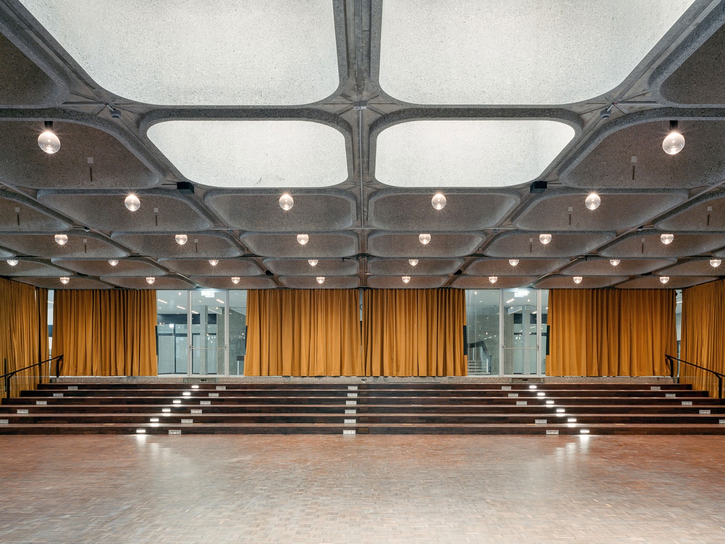Vertical extension and renovation of Collège Rousseau by Burckhardt Architecture. Photography by Olivier Di Giambattista. 